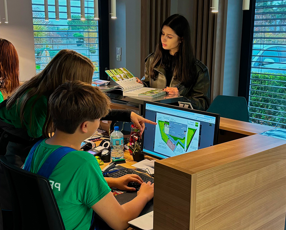 Uczniowie projektują przestrzeń na komputerze Uczniowie kierunku technik architektury krajobrazu projektują przestrzeń w programie na komputerze