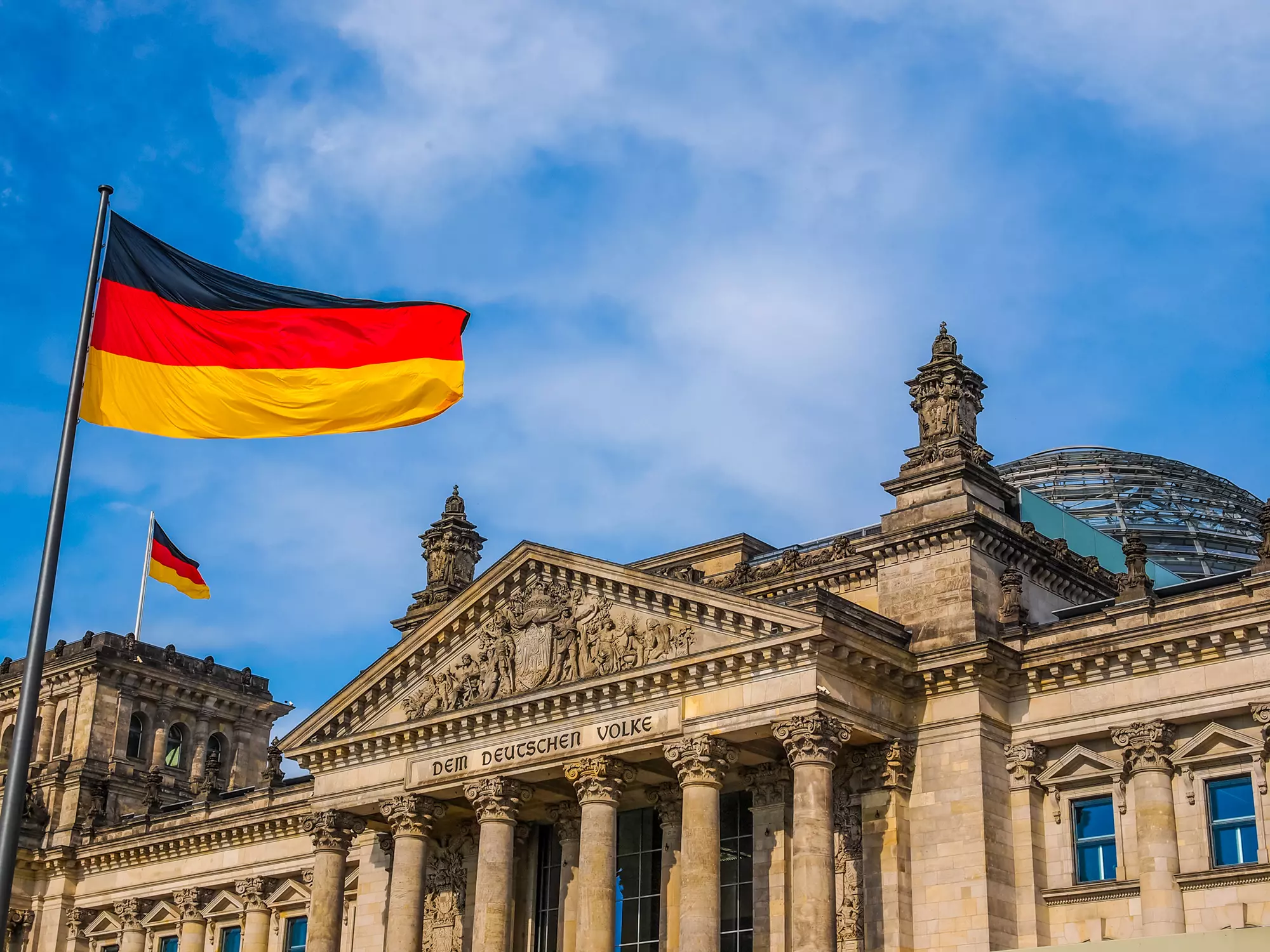Gmach parlamentu Rzeszy w Berlinie Para analizuje dokumenty siedząc przy stole