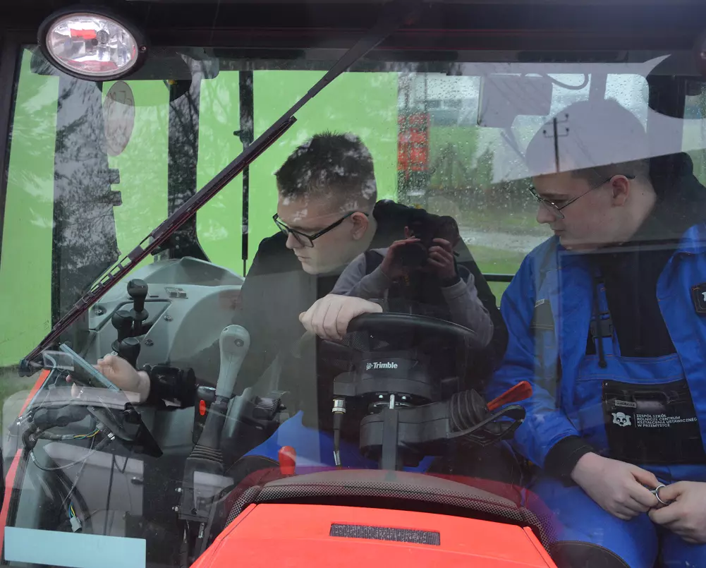 Uczeń siedzi w traktorze Uczeń Technik Mechanizacji Rolnictwa i Agrotroniki spawa