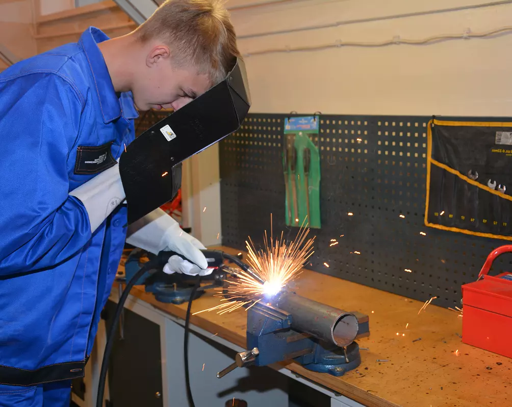 Uczeń Technik Mechanizacji Rolnictwa i Agrotroniki spawa