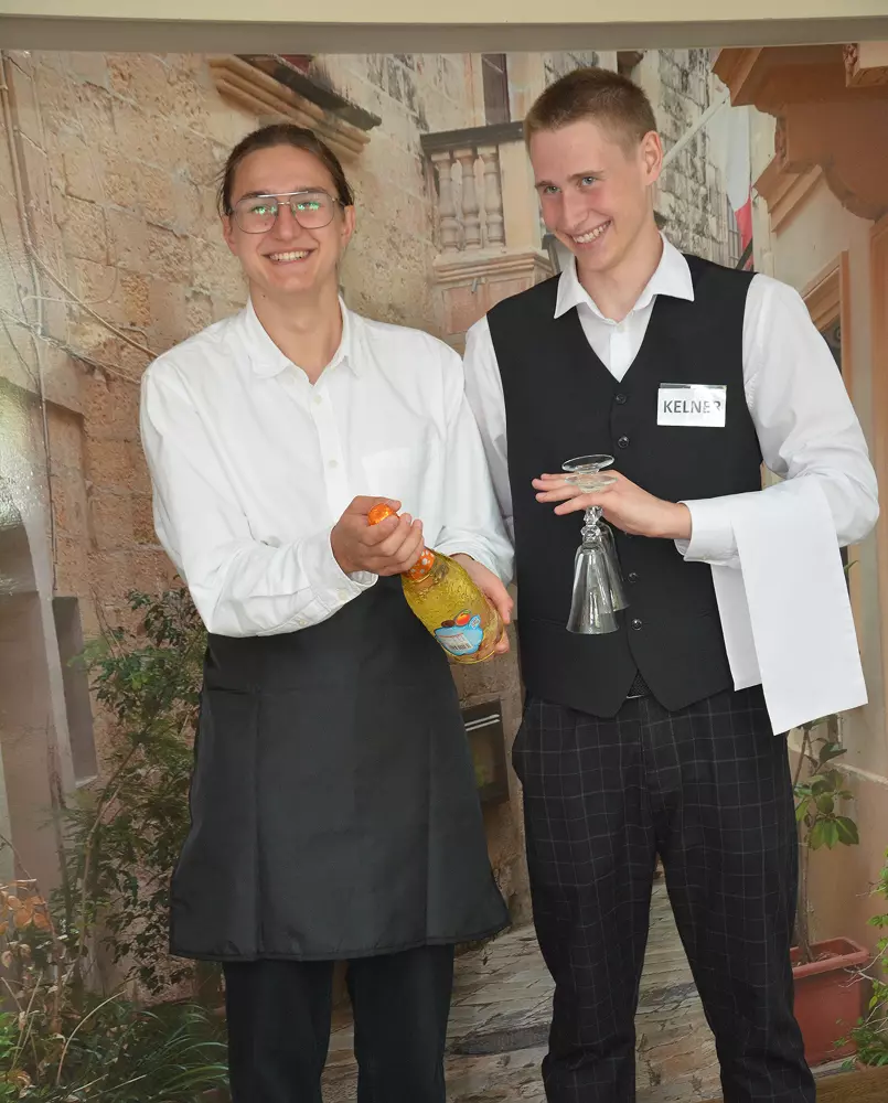 Uczniowie w strojach kelnerów Uczniowie kierunku Technik Żywienia i Usług Gastronomicznych w strojach kelnerów