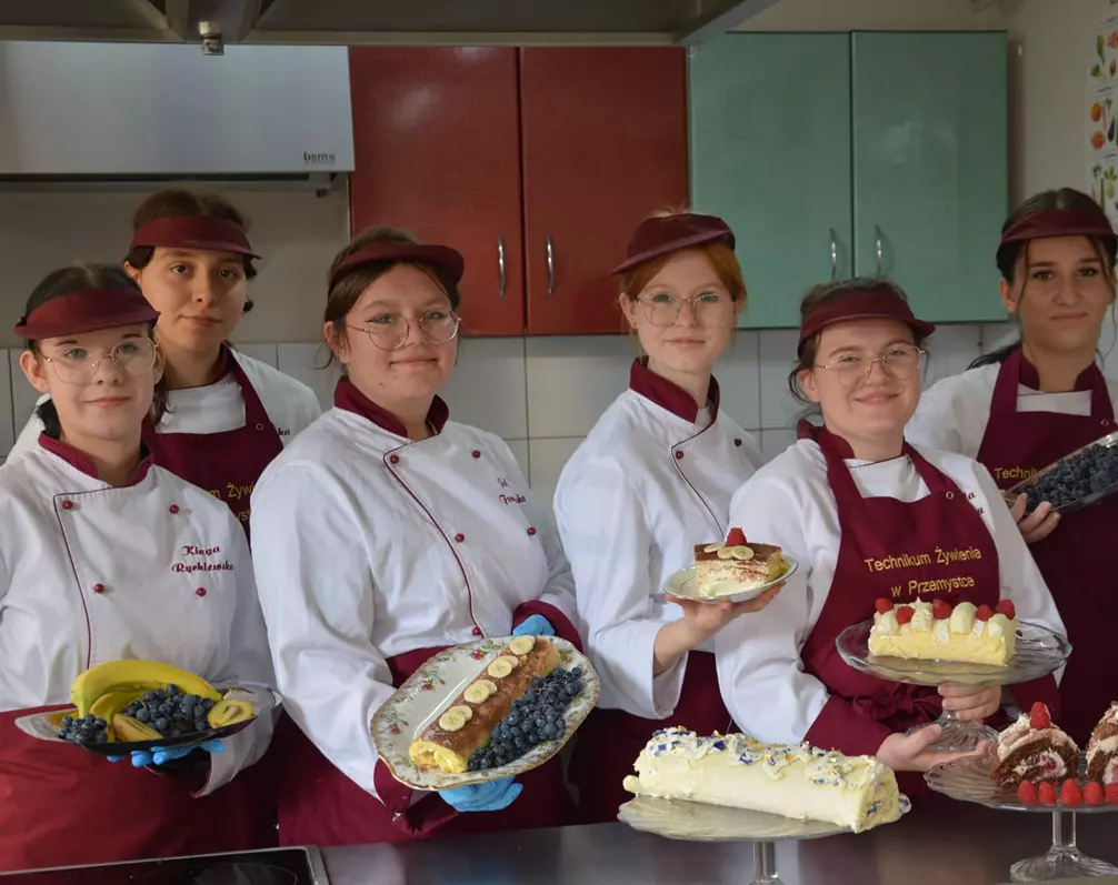 Uczniowie kierunku Technik Żywienia i Usług Gastronomicznych z ciastami