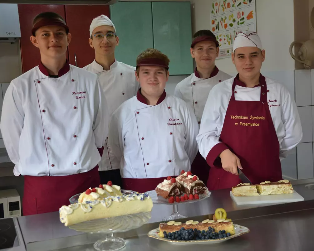 Uczniowie z potrawami Uczniowie kierunku Technik Żywienia i Usług Gastronomicznych z potrawami
