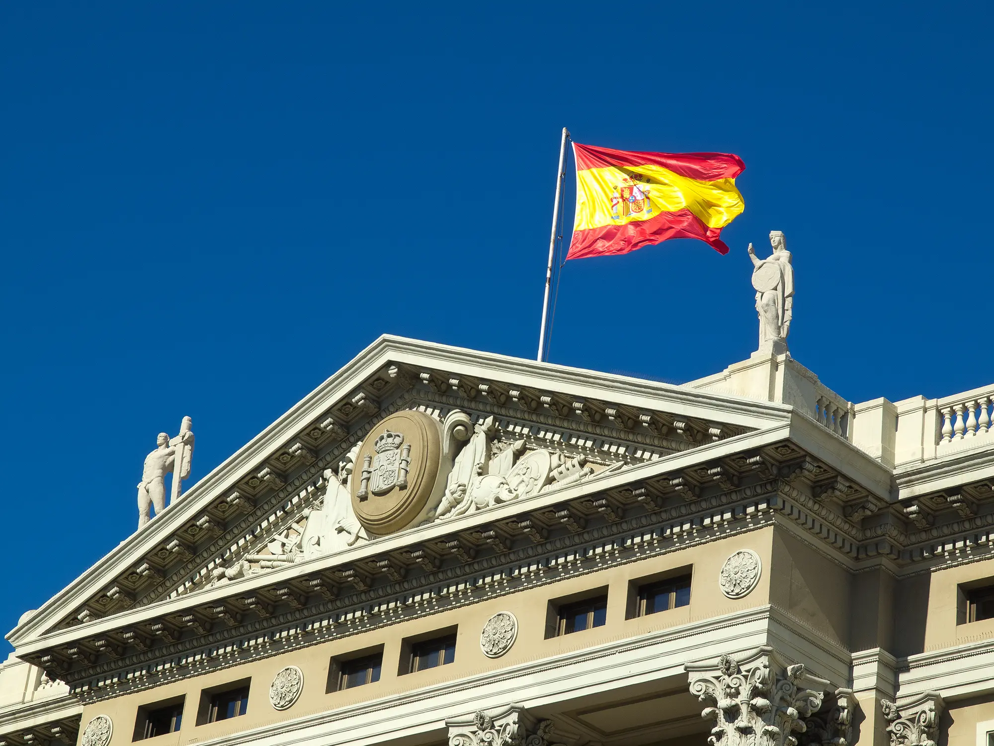 barcelona Para analizuje dokumenty siedząc przy stole