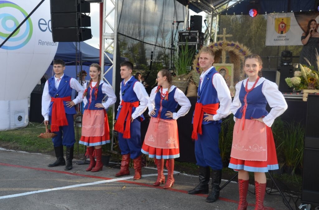 Dzisiaj są dożynki, trzeba się radować, za obfite plony Bogu podziękować